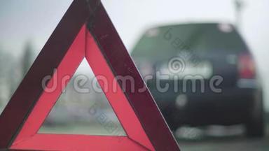 <strong>警示</strong>标志`红三角`上路.. 特写<strong>镜</strong>头。 崩溃。 汽车故障